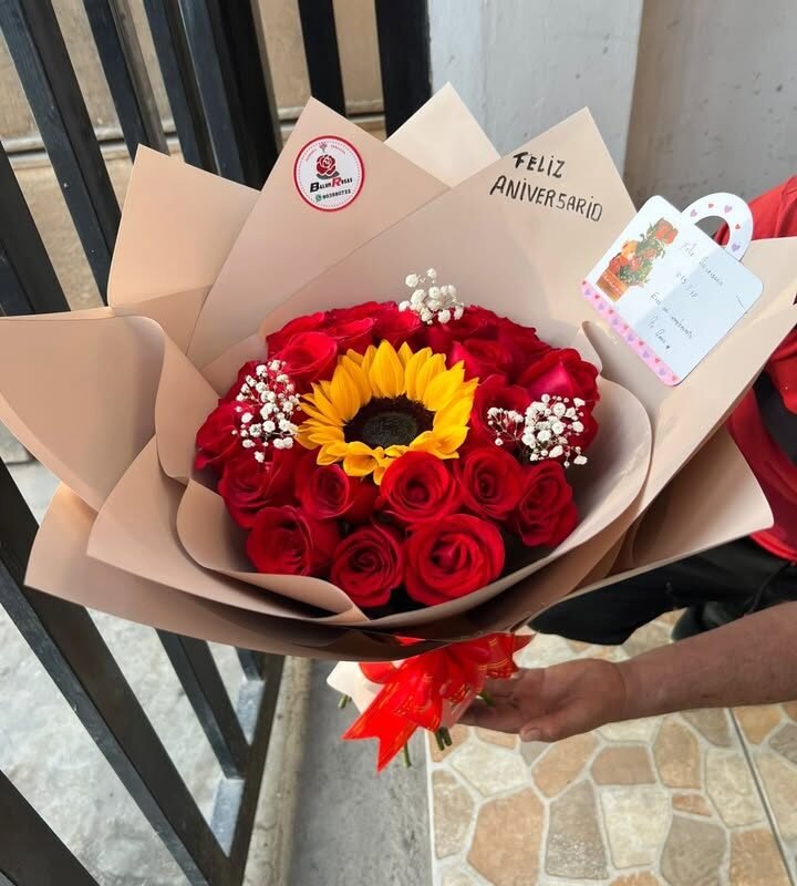 ramo de rosas con girasol