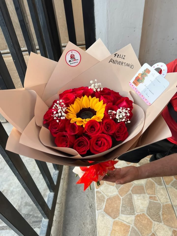 ramo de rosas con girasol
