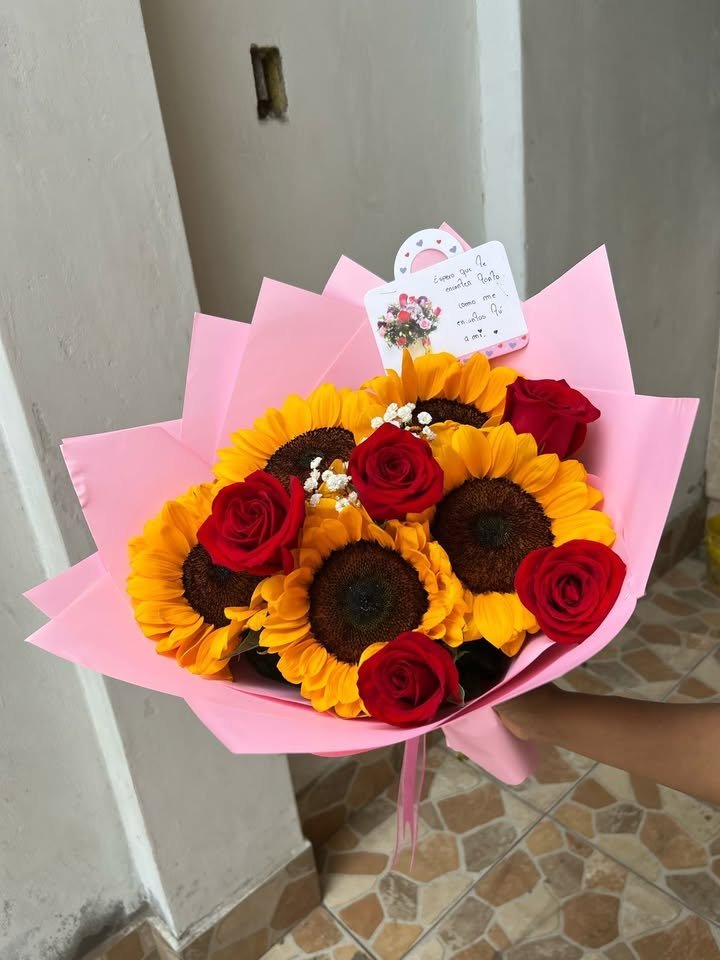 Ramo de girasoles con rosas