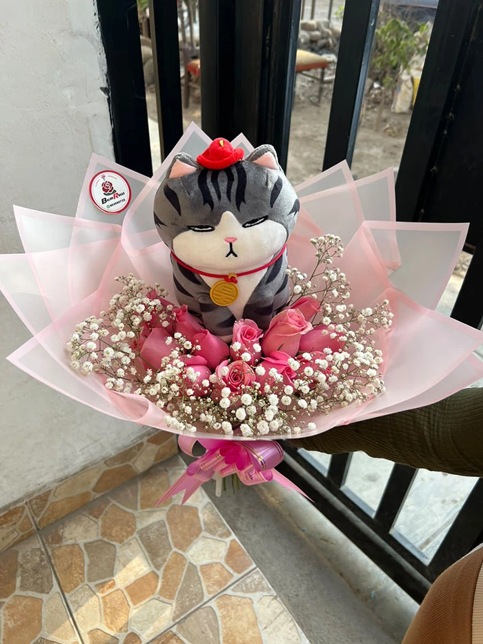 RAMO DE ROSAS CON GATO LUCIFER DE PELUCHE