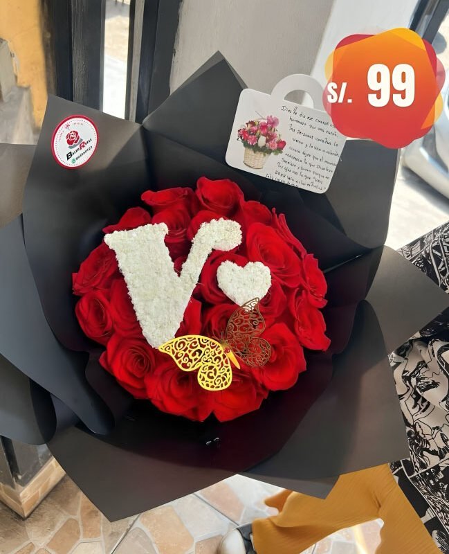 Ramo de rosas con la inicial de la persona