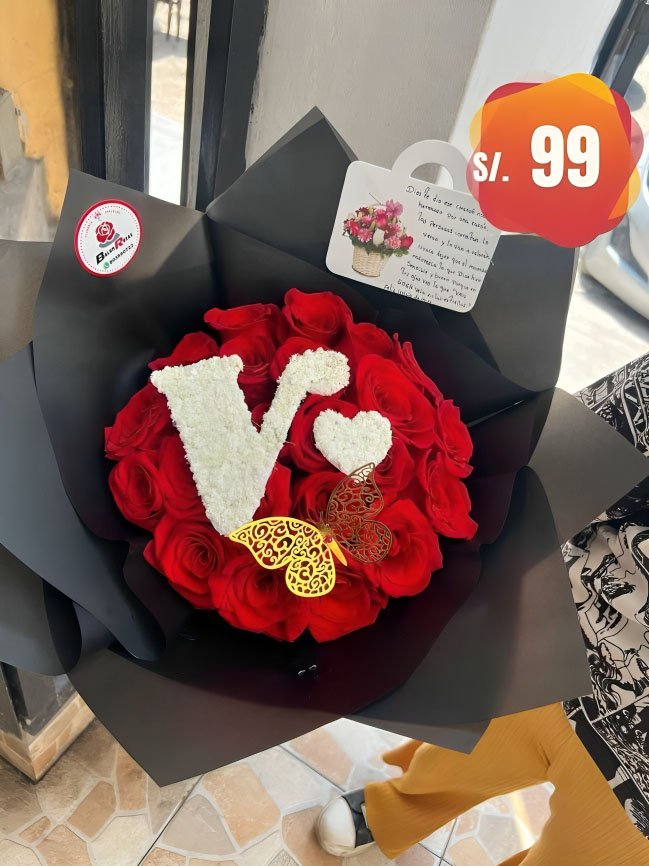 Ramo de rosas con la inicial de la persona