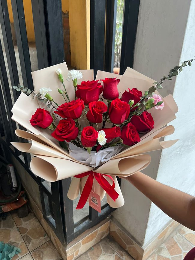 ramo de 12 rosas en base