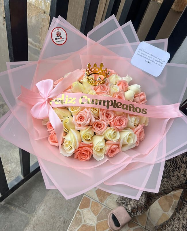 Ramo de 50 rosas rosadas y blancas mas corona