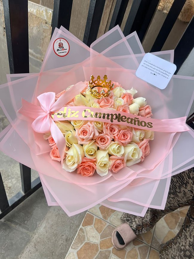 Ramo de 50 rosas rosadas y blancas mas corona