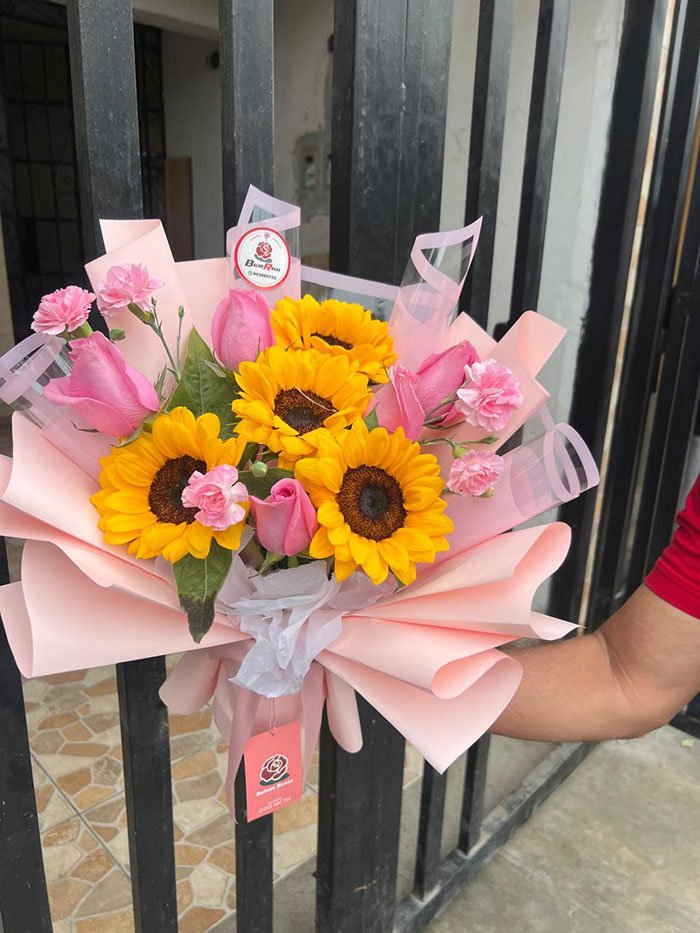 ramo de girasoles con rosas rosadas