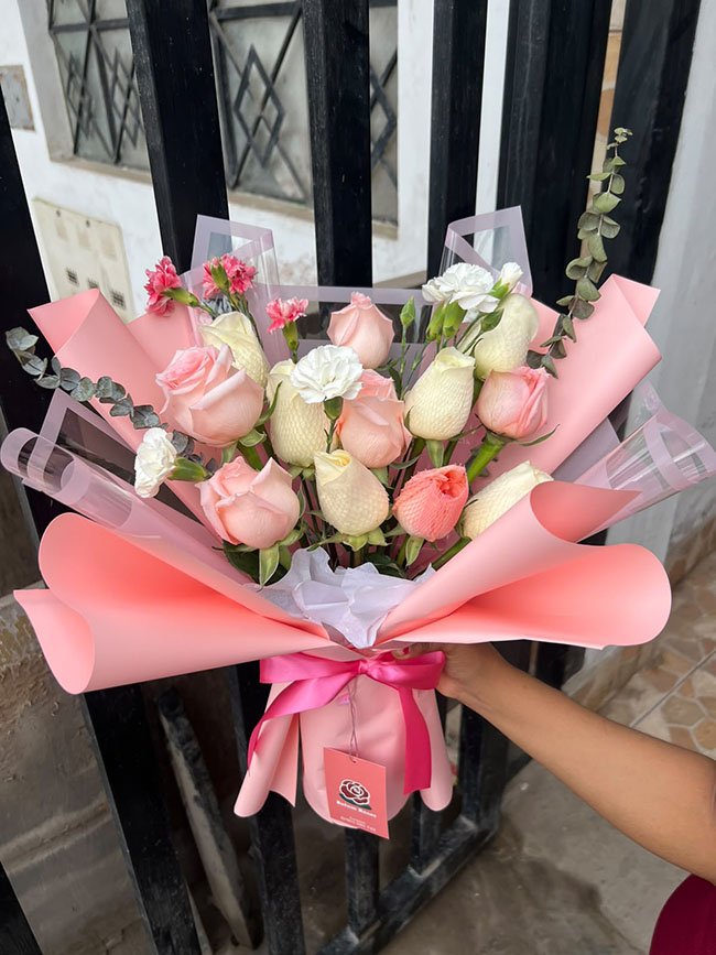 ramo de rosas rosadas en base